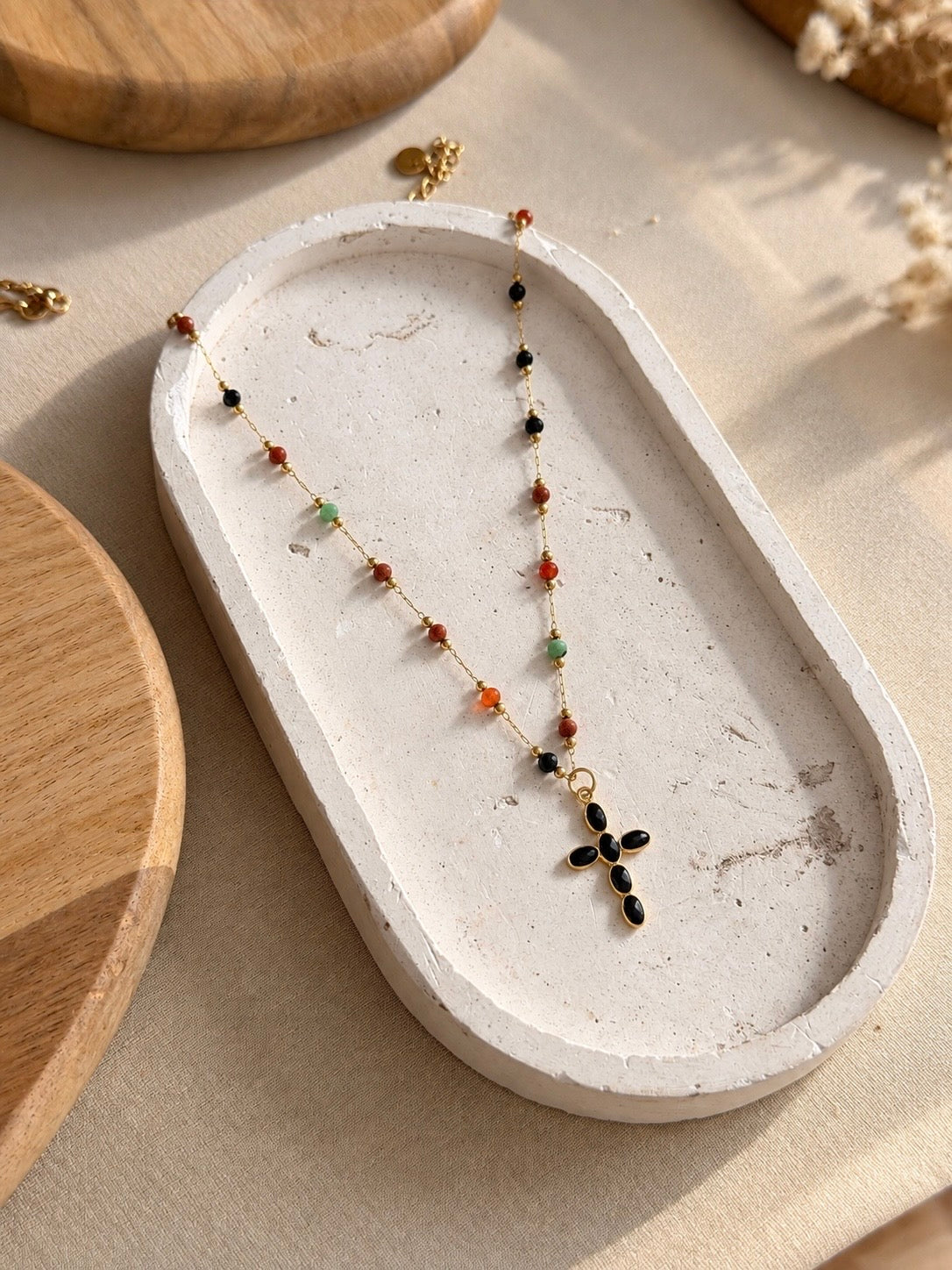 Collier Escale Croix Noire – Pierres naturelles & acier inoxydable doré