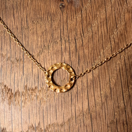 Collier anneau texturé doré – acier inox