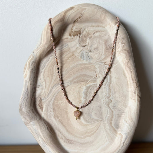 Colliers “Essentiels Bohèmes” – Pierres Naturelles & Médaillons Dorés