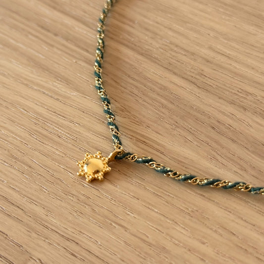 Collier Soleil Doré – Chaîne Torsadée Vert & Or