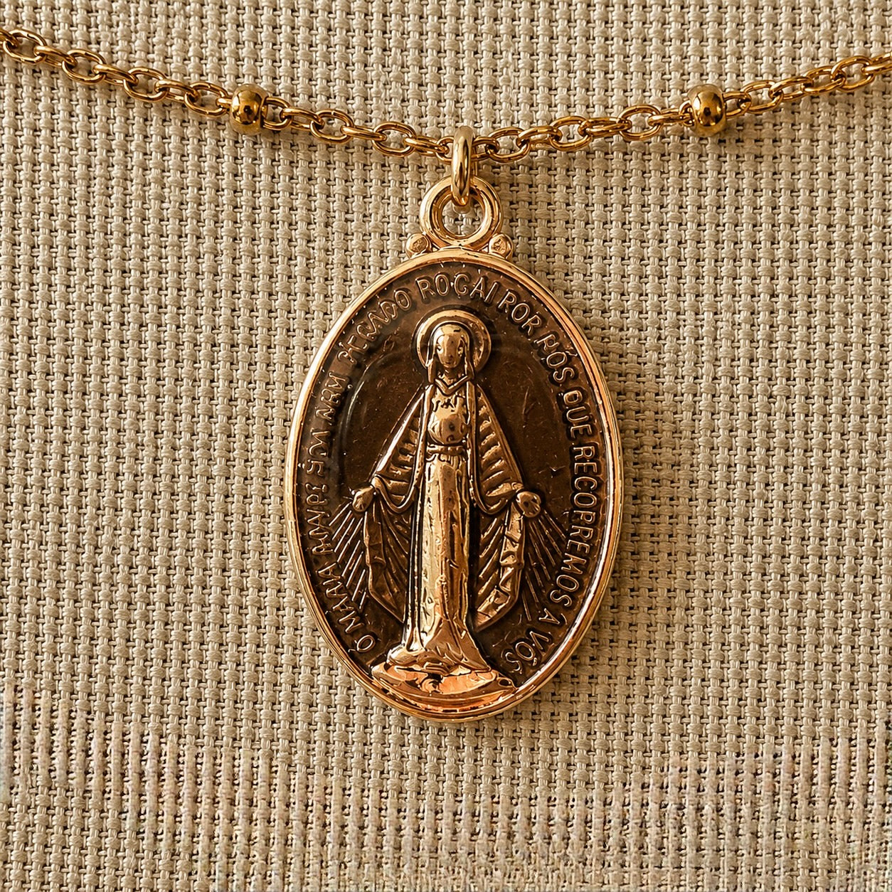 Collier Madone Émaillée – Acier Inoxydable Doré