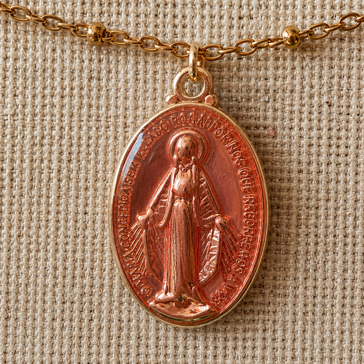 Collier Madone Émaillée – Acier Inoxydable Doré