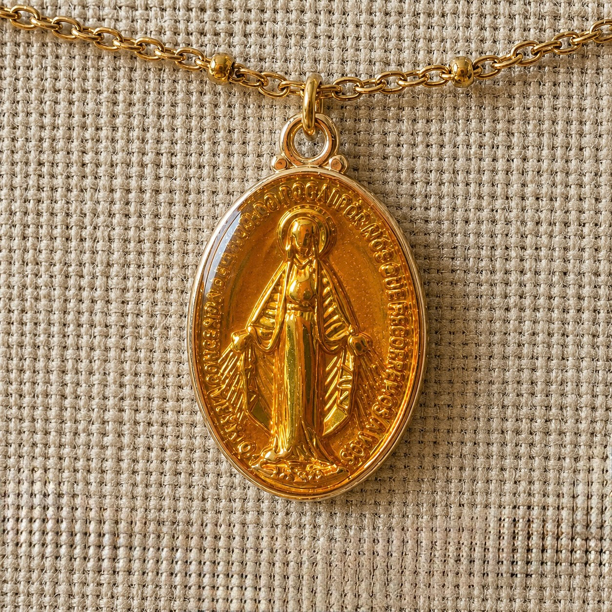 Collier Madone Émaillée – Acier Inoxydable Doré