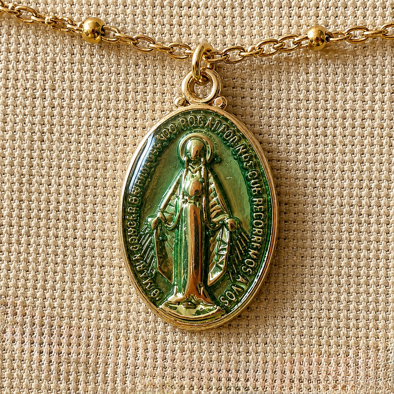 Collier Madone Émaillée – Acier Inoxydable Doré