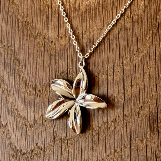 Collier Fleur Stylisée – Acier Inox