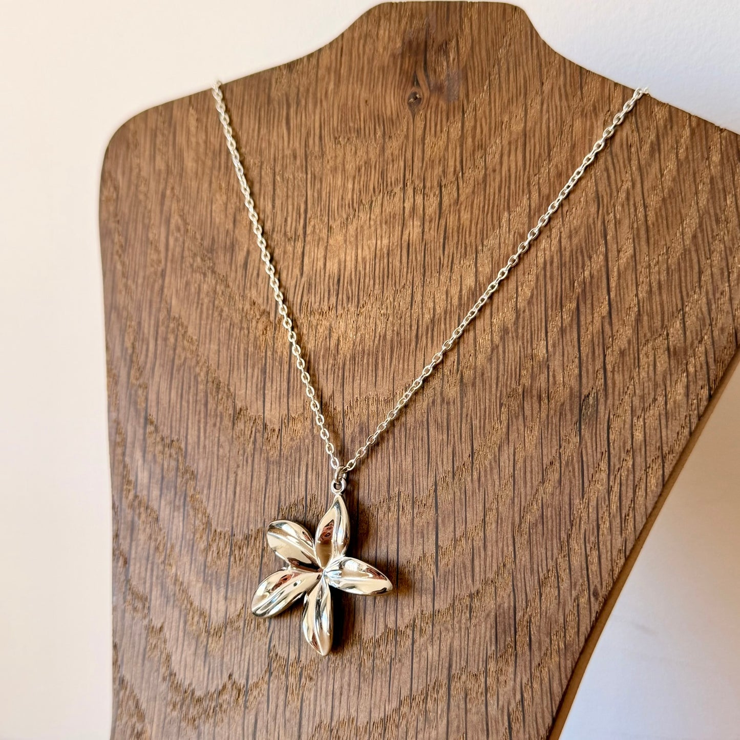 Collier Fleur Stylisée – Acier Inox