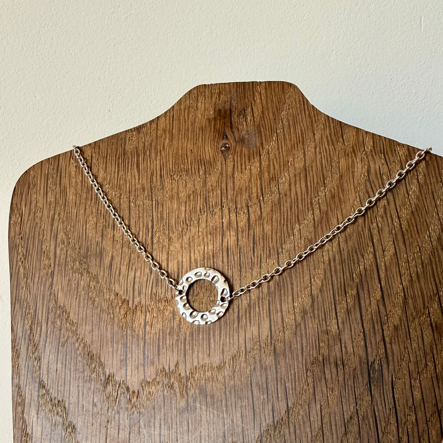 Collier anneau texturé argenté – acier inox