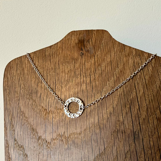 Collier anneau texturé argenté – acier inox