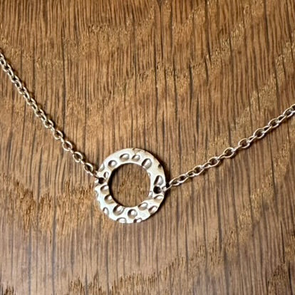 Collier anneau texturé argenté – acier inox