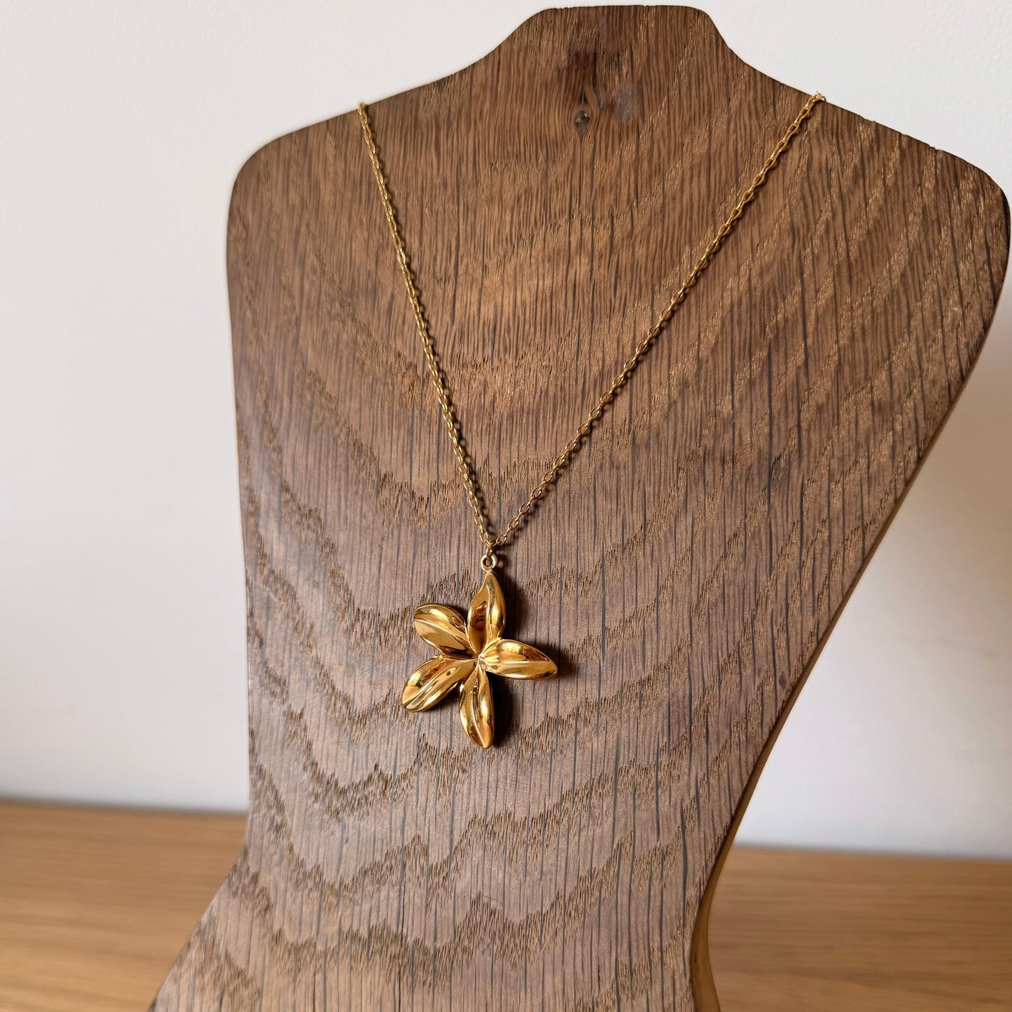 Collier Fleur Stylisée – Acier Inox