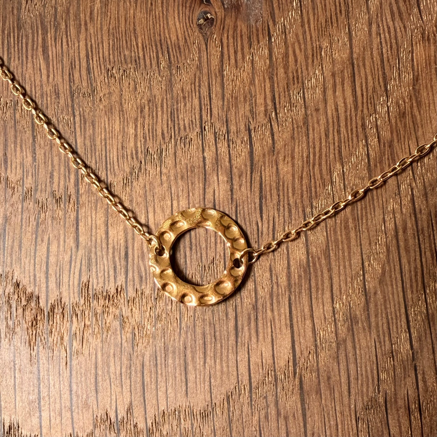 Collier anneau texturé doré – acier inox