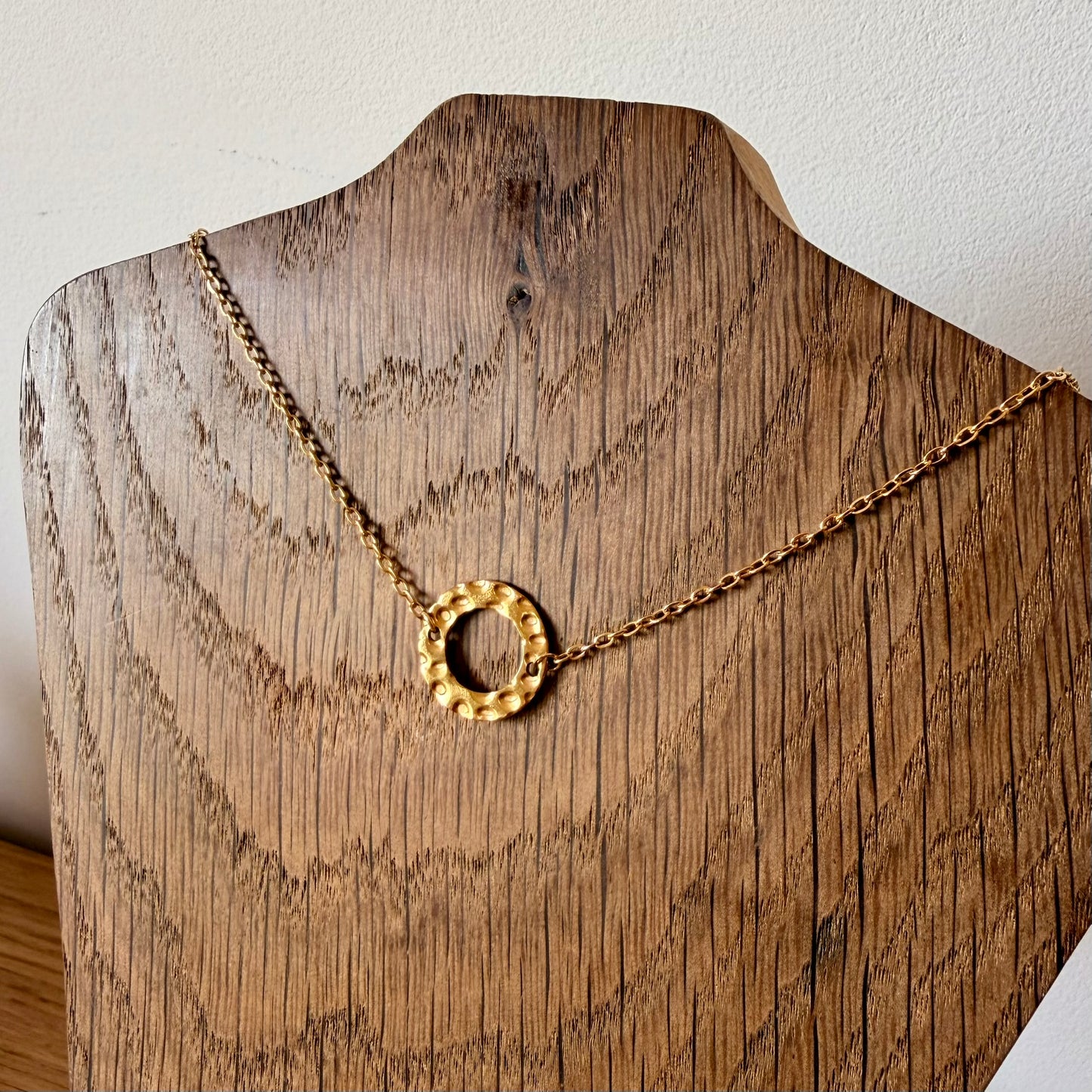 Collier anneau texturé doré – acier inox