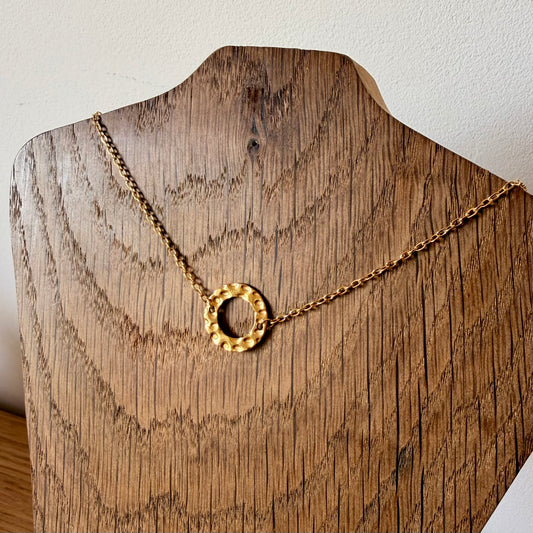Collier anneau texturé doré – acier inox