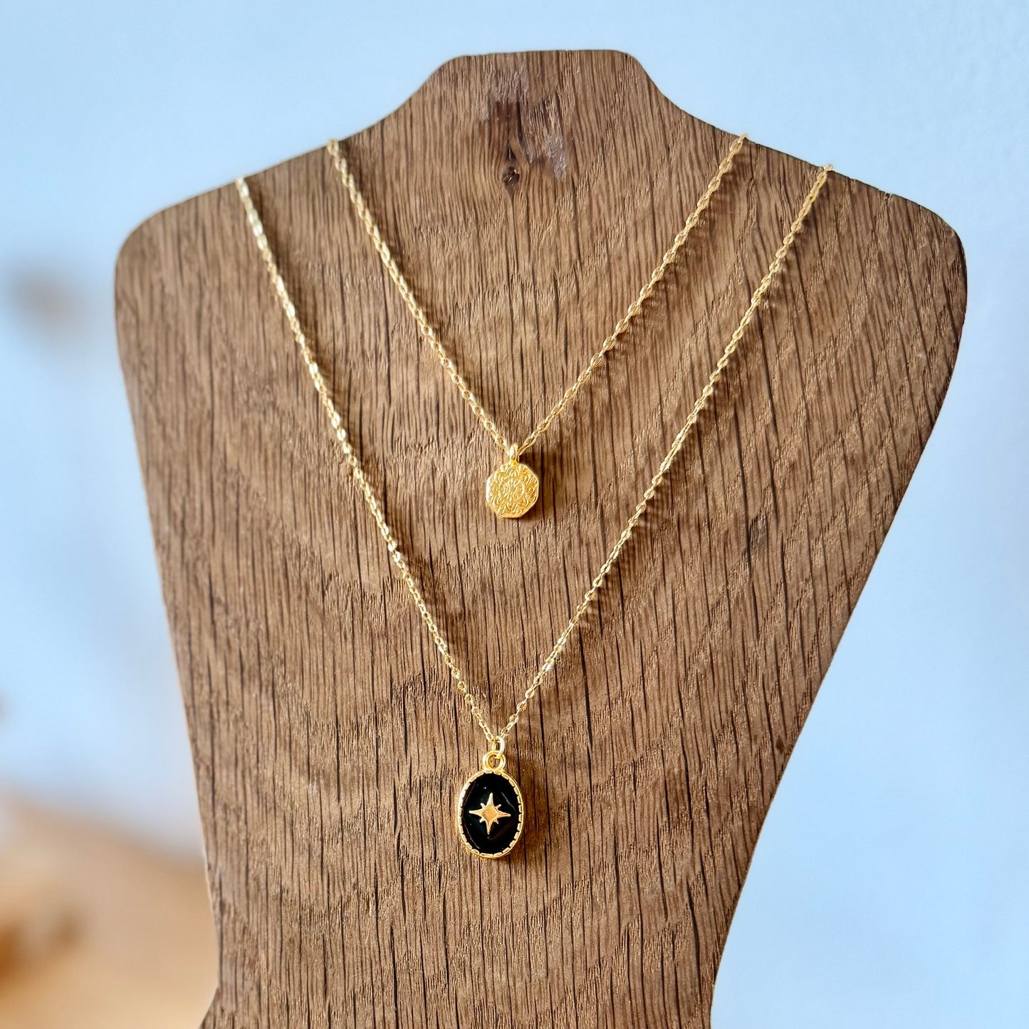 Collier Étoile Nocturne – Pendentif Ovale Noir & Acier Doré