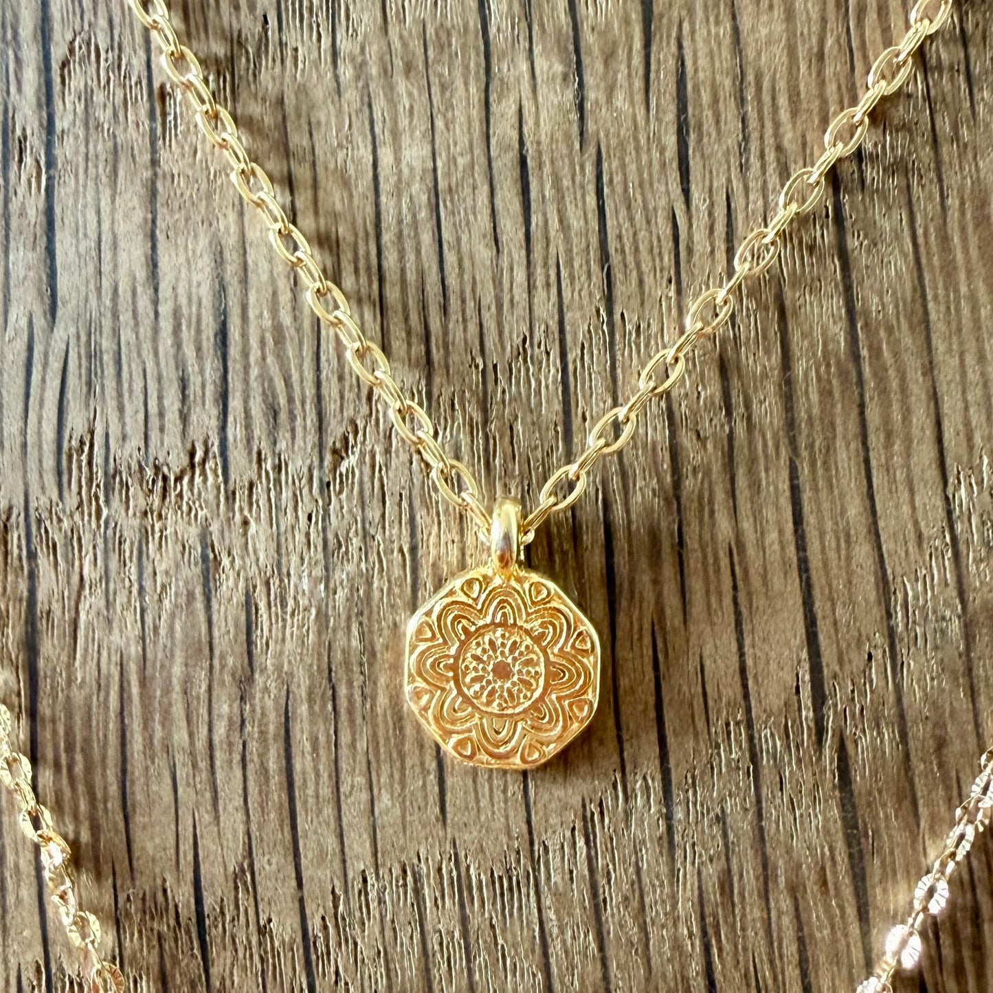 Collier Médaillon Doré – Acier inoxydable