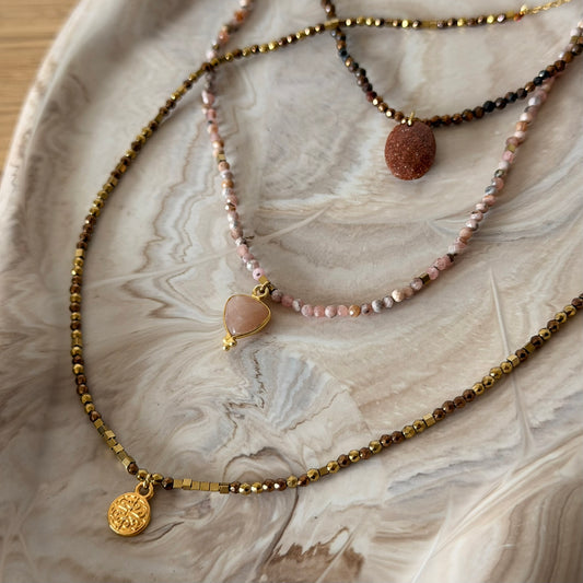 Colliers “Essentiels Bohèmes” – Pierres Naturelles & Médaillons Dorés