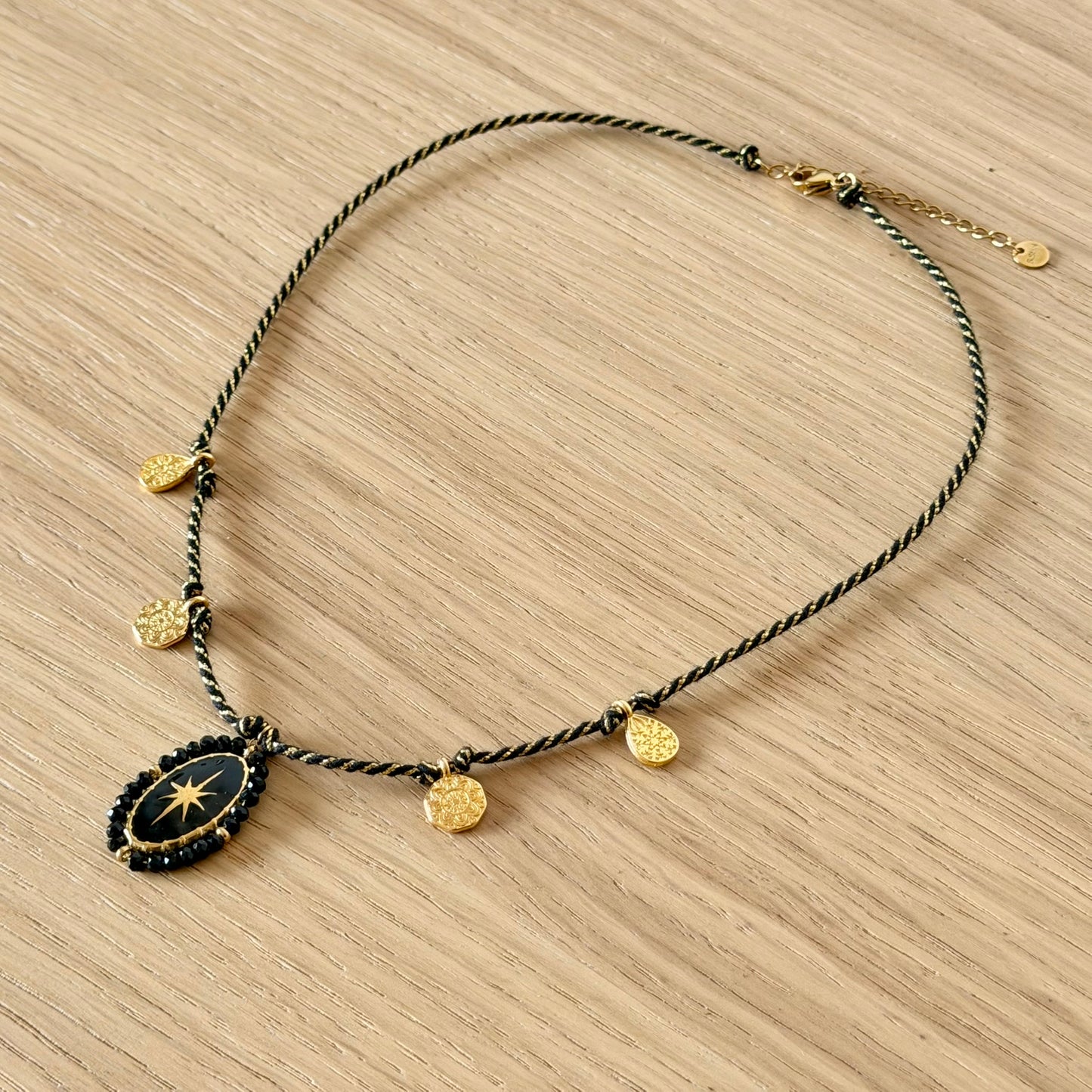 Collier Étoile Nocturne – Cordon torsadé & pendentifs dorés