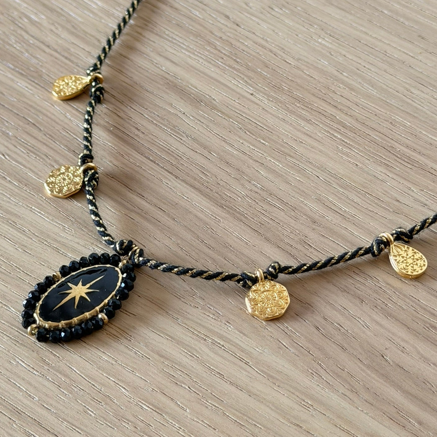 Collier Étoile Nocturne – Cordon torsadé & pendentifs dorés