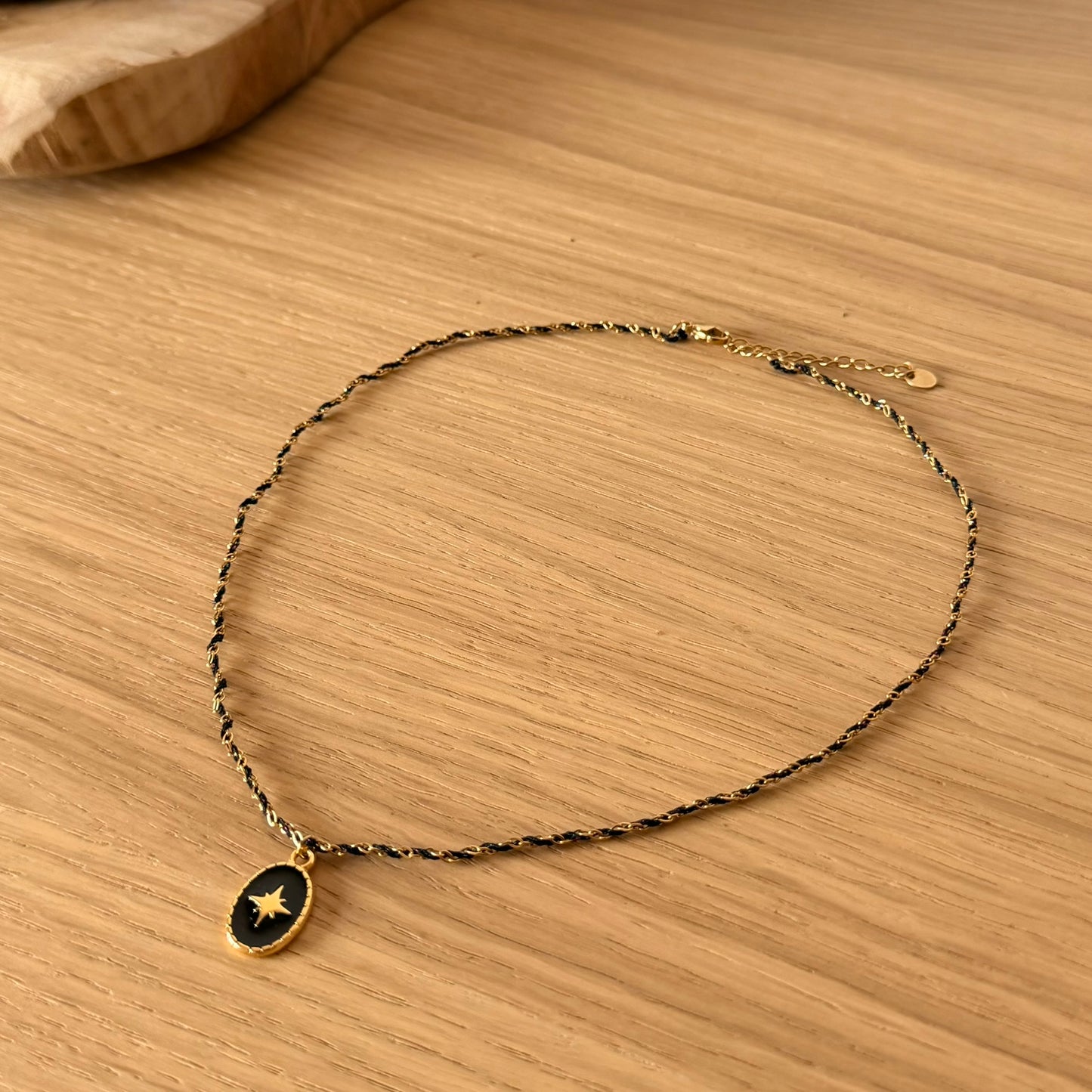 Collier Étoile Noire – Chaîne Torsadée Dorée & Noire