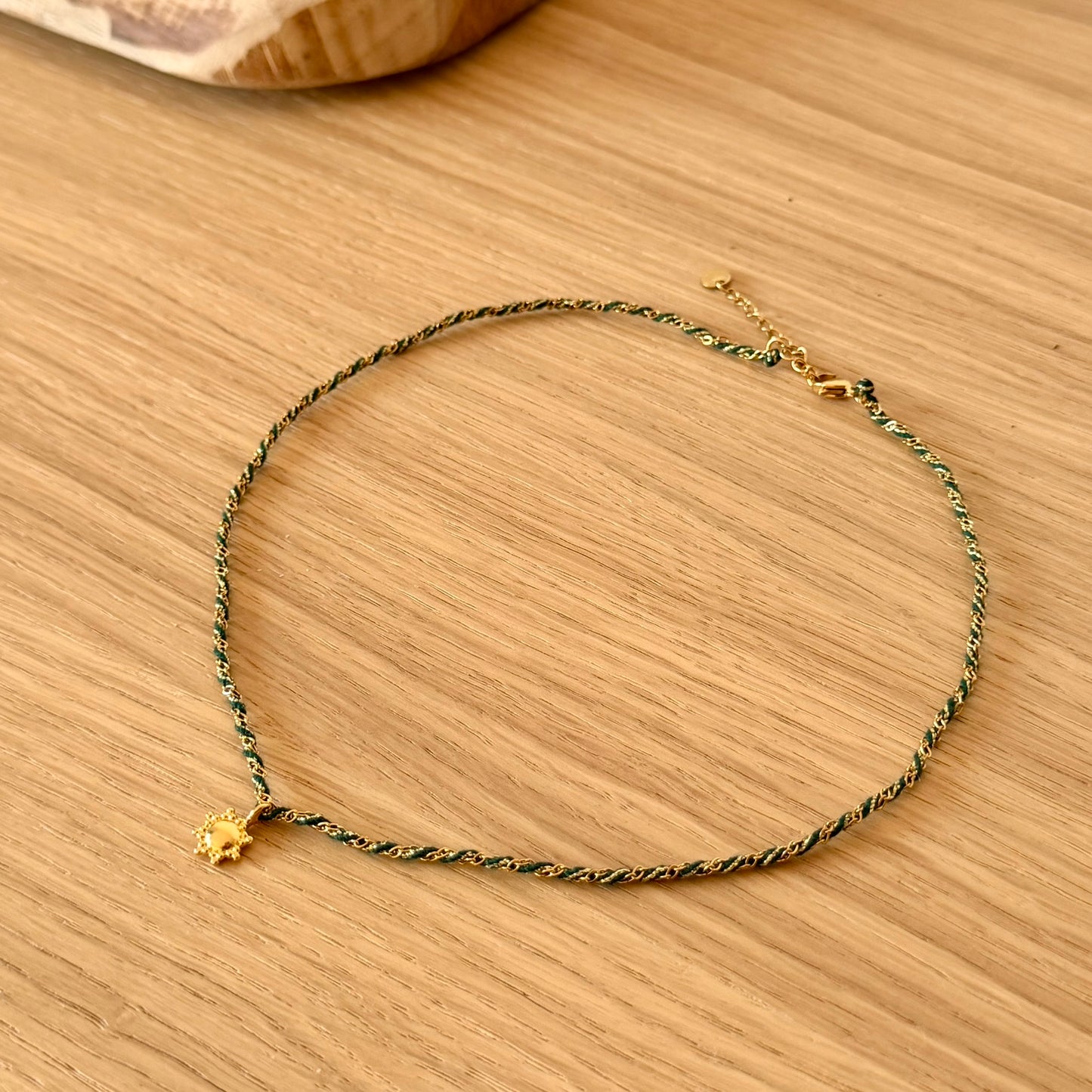 Collier Soleil Doré – Chaîne Torsadée Vert & Or