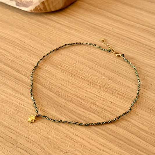 Collier Soleil Doré – Chaîne Torsadée Vert & Or